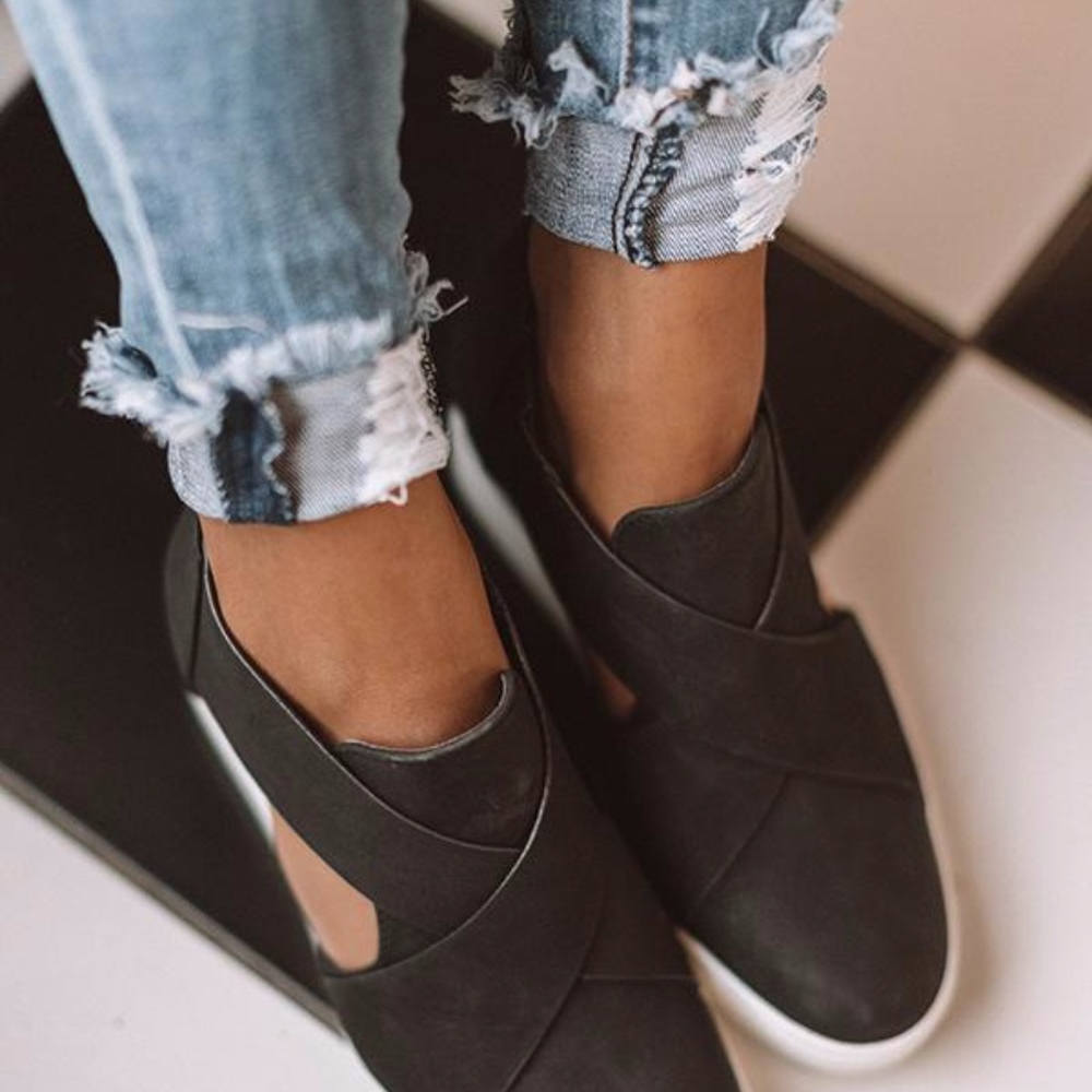 Black Vegan Leather Hidden Heel Zipper Back Sneakers - Picture 3 of 7